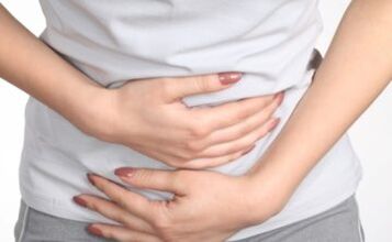 La douleur dans l'abdomen est l'un des premiers symptômes de l'infection par les vers. 