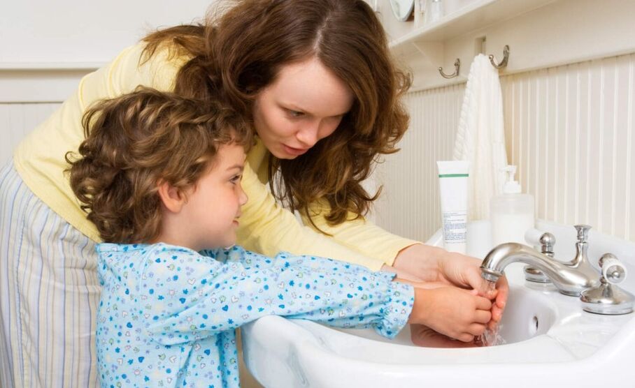 Pour éviter l'entrée de vers dans le corps de l'enfant, vous devez suivre les règles d'hygiène