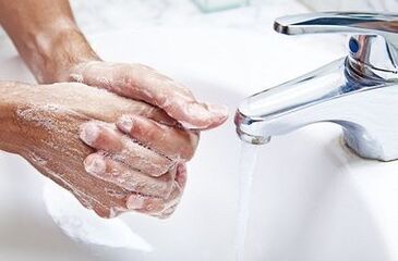 Lavage des mains pour prévenir les parasites