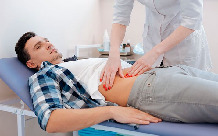 Le patient à l'examen par le médecin