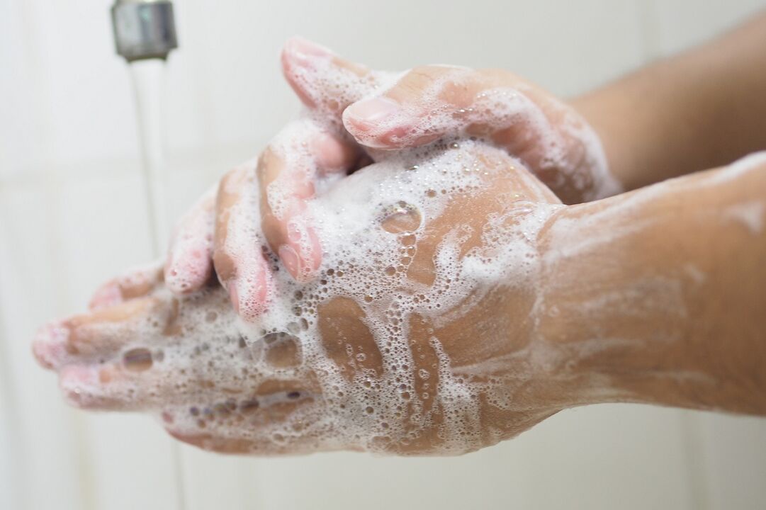 se laver les mains avec du savon pour prévenir les infections parasitaires