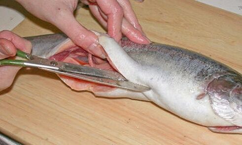 Couper soigneusement le poisson sur une planche à découper personnelle protégera contre les infections parasitaires