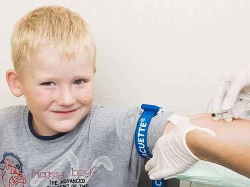 Un enfant donne du sang pour analyse s'il est soupçonné d'être infecté par des parasites.